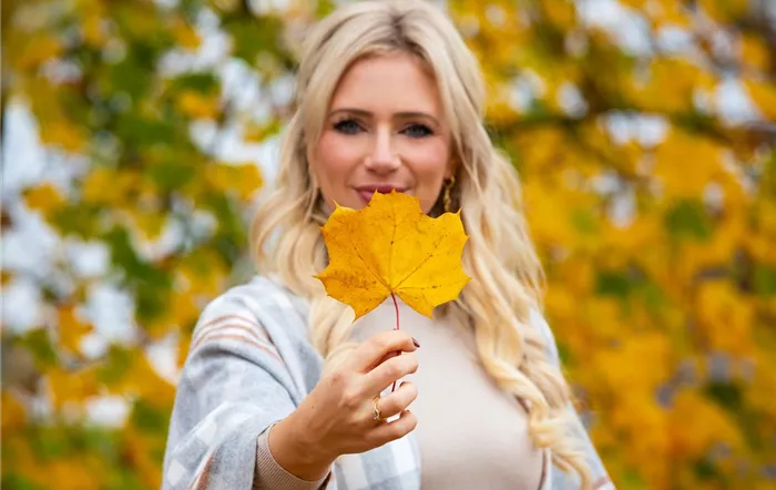 Herbst - Frau im herbstlichen Ambiente